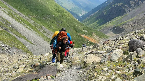Alpinistas Com Mochilas Grandes Estão Caminhando Longo Uma Trilha Montanha — Fotografia de Stock