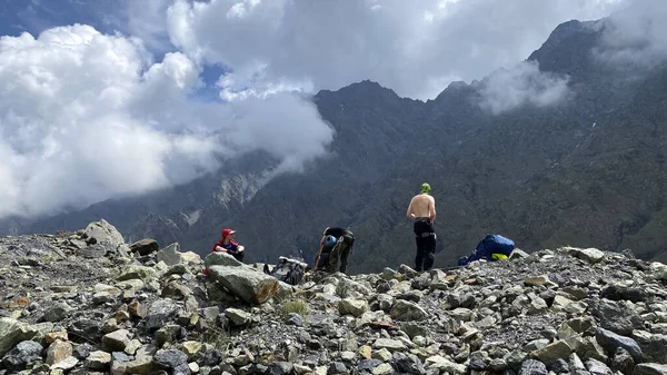 Três Turistas Fundo Das Montanhas Escalando Kazbek Norte Rússia Caminhada — Fotografia de Stock