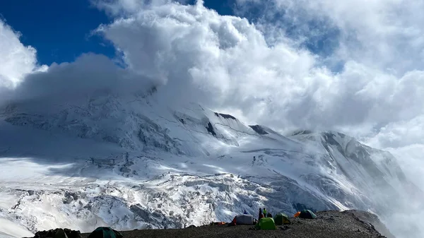 Escaladores Ficam Lado Tendas Acampamento Perto Monte Kazbek Lado Russo — Fotografia de Stock