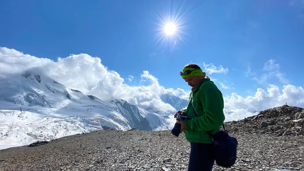 Kameralı Bir Fotoğrafçı Kar Kaplı Dağların Mavi Gökyüzünün Beyaz Bulutların — Stok fotoğraf