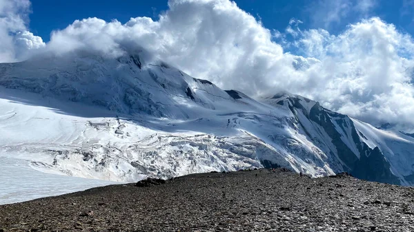 Caminhe Pelo Cáucaso Vistas Deslumbrantes Das Montanhas Cobertas Neve Nuvens — Fotografia de Stock