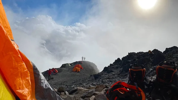 Una Vista Impresionante Las Montañas Las Nubes Desde Tienda Hermoso — Foto de Stock