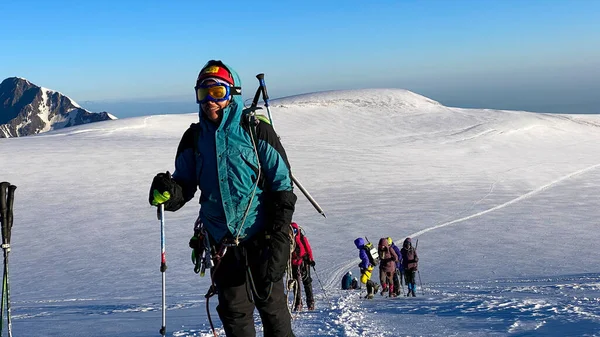 Los Escaladores Felices Van Cuesta Arriba Paisaje Montañoso Osetia Del — Foto de Stock