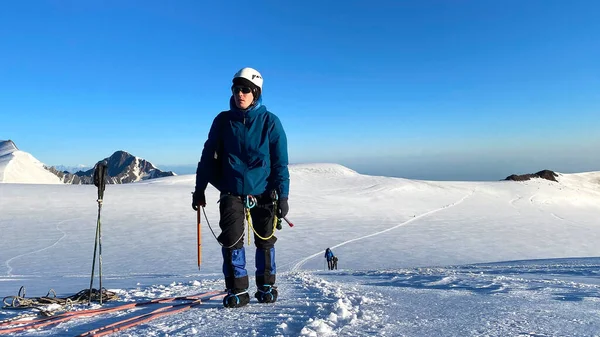 Escalador Camina Largo Sendero Nevado Montañas Cubiertas Nieve Paisaje Montañoso — Foto de Stock