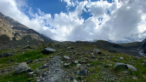 Bellissimo Paesaggio Montano Dell Ossezia Del Nord Alte Montagne Verdi — Foto Stock