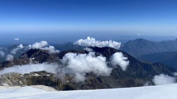 Montanhas Nas Nuvens Vista Incrível Topo Monte Kazbek Caminhe Pelo — Fotografia de Stock