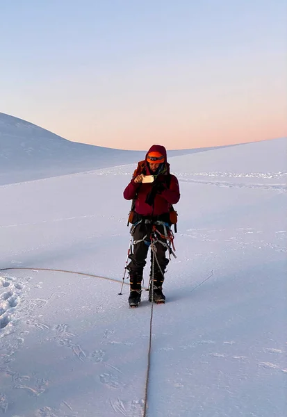 Alpinista Tira Fotos Uma Paisagem Montanhosa Seu Telefone Escalando Kazbek — Fotografia de Stock