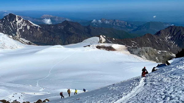 Bir Grup Dağcı Karlı Bir Patika Boyunca Dağa Tırmanır Kuzey — Stok fotoğraf