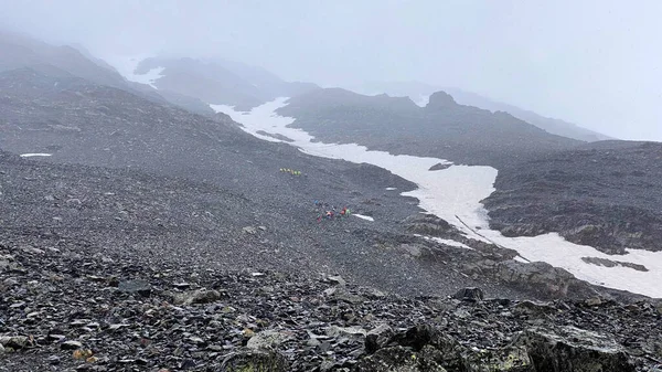 Dois Grupos Turistas Estão Andando Longo Colina Nevoeiro Escalando Kazbek — Fotografia de Stock