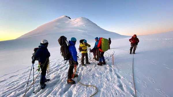 Gün Doğumunda Kazbek Dağı Nın Arka Planına Karşı Bir Grup — Stok fotoğraf