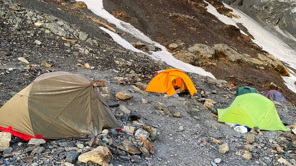 Dağlardaki Çadır Kampı Kuzeyden Rusya Dan Gelen Kazbek Tırmanışı Kafkasya — Stok fotoğraf