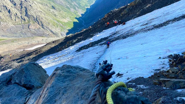 Escalador Camina Largo Morrena Moviéndose Largo Cuerda Con Cinturón Escalada — Foto de Stock