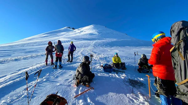 Grupo Escaladores Contra Fondo Del Monte Kazbek Escalada Kazbek Desde — Foto de Stock