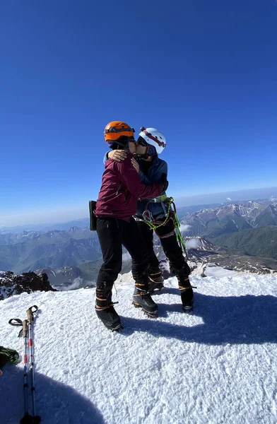Una Pareja Amorosa Escaladores Besándose Cima Del Monte Kazbek Escalada — Foto de Stock