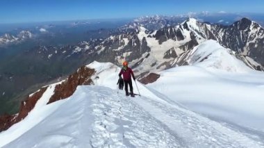 Turistler dağa tırmanır. Rusya 'nın kuzeyinden Kazbek' e tırmanıyor. İnanılmaz dağlar, kayalar ve tepeler. Kafkasya 'da yürüyüş.