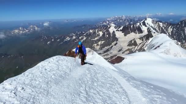 Альпинист Ледорубом Руках Взобрался Вершину Горы Казбек Восхождение Казбек Севера — стоковое видео