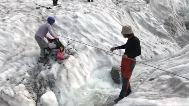 Kuzey Osetya Rusya Temmuz 2021 Bir Grup Turist Bir Buzuldaki — Stok video