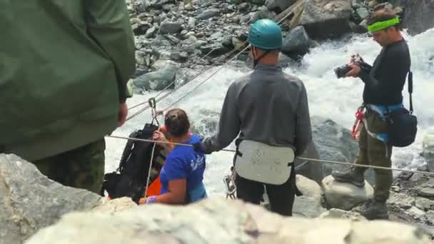 Osetia Del Norte Rusia Julio 2021 Los Turistas Transportan Mochilas — Vídeos de Stock