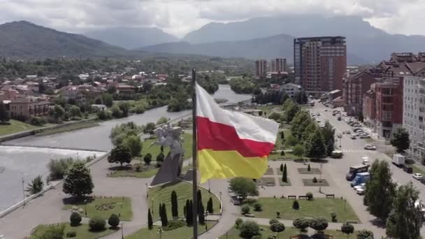 Bandeira Ossétia Norte Vista Aérea Vladikavkaz Cidade Rio Terek Montanhas — Vídeo de Stock