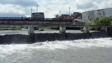 Terek Nehri 'nin havadan görünüşü ve Hughkavkaz şehrinin Bank Köprüsü. Kaynayan dağ suyunun hızlı akıntıları.