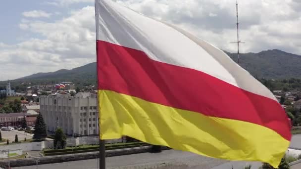 Close Incrível Vista Aérea Bandeira Ossétia Norte Vladikavkaz Cidade Edifício — Vídeo de Stock