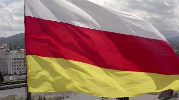 Αεροφωτογραφία Κοντά Στη Σημαία Της Βόρειας Οσετίας Πόλη Του Βλαδικάζ — Αρχείο Βίντεο