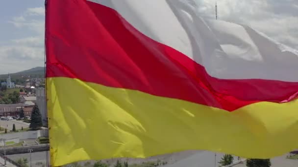 Vista Aérea Perto Bandeira Ossétia Norte Contra Pano Fundo Cidade — Vídeo de Stock