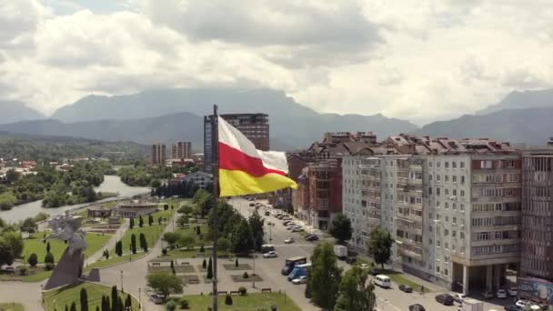 Vladikavkaz Cidade Rio Terek Montanhas Incríveis Colinas Bandeira Ossétia Norte — Vídeo de Stock