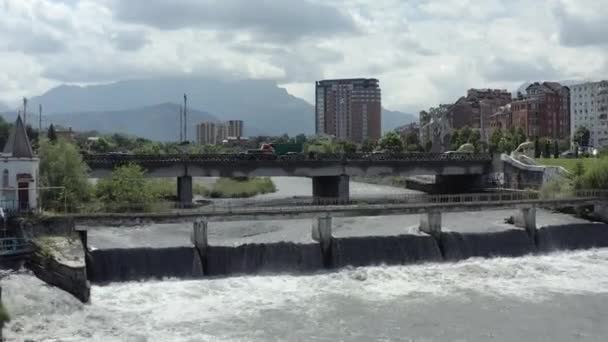 Vista Aérea Surpreendente Cidade Vladikavkaz Rio Terek Ponte Banco Monumento — Vídeo de Stock