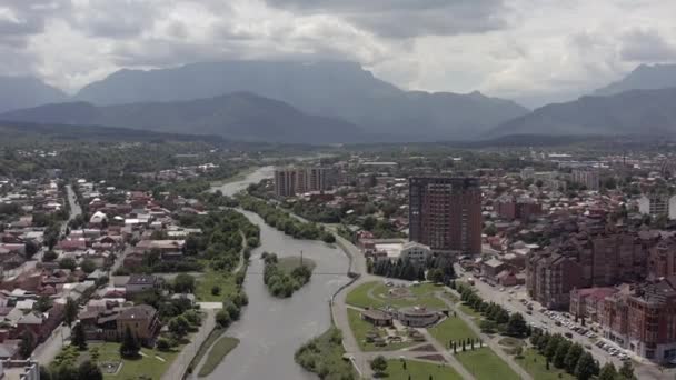 Uma Vista Aérea Incrível Cidade Vladikavkaz Rio Terek Majestosas Montanhas — Vídeo de Stock