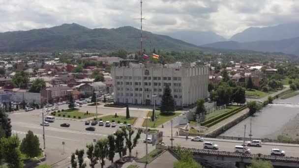 Vista Aérea Edifício Administração Cidade Vladikavkaz Rio Terek Majestosas Montanhas — Vídeo de Stock