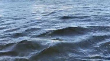 Tekne gezisi. Deniz suyu arka planı, doğal arka plan. Okyanustaki küçük dalgalar.