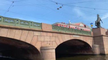 Saint Petersburg, Rusya - 20 Ağustos 2021: Fontanka nehri boyunca tekne gezisi. Anichkov Köprüsü, bir at heykeli. Eski şehrin inanılmaz mimarisi..