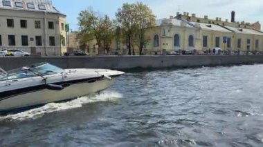 SAINT PETERSBURG, RUSSIA - 20 AĞUSTOS 2021: Şehir merkezindeki Fontanka nehrinde güzel bir beyaz zevk yatı denize açılıyor.