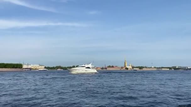 宮殿橋近くのサンクトペテルブルクの中心部にあるネヴァ川沿いの美しい白いヨット — ストック動画