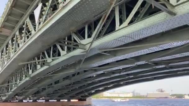 Primer Plano Construcción Puente Hierro Paseo Barco Por Río Neva — Vídeos de Stock