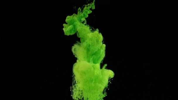 黒い背景の上に水に緑の水彩インク 抽象的な背景が美しい 液体緑の塗料の遅い動き 宇宙魔法の背景 — ストック動画