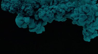 Siyah arka planda suda mavi suluboya mürekkep. Suda mavi boya şişeleri var. Sıvı mavi boyaların yavaş hareketi. Güzel soyut bir arka plan. Kozmik sihir arka planı.