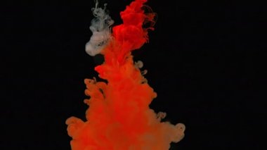 Siyah arka planda suya karıştırılmış turuncu ve beyaz suluboya mürekkep. Müthiş soyut bir arka plan. Kozmik büyü geçmişi. Sıvı turuncu ve beyaz boyaların yavaş hareketi.