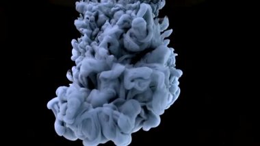 Hipnotik soyut arka plan. Siyah arka planda suda gri suluboya mürekkep. Kozmik büyü geçmişi. Sıvı gri boyaların yavaş hareketi.