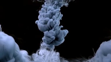 Siyah arka planda suda gri suluboya mürekkep. Sıvı gri boyalar yavaş hareket ediyor. Hipnotik soyut arka plan. Kozmik sihir arka planı.