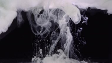 Kozmik hipnotik arka plan. Siyah arka planda beyaz suluboya mürekkep. Olağanüstü soyut bir arka plan. Sıvı beyaz boyaların yavaş hareketi.