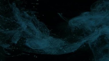 Ekran koruyucu, alan arkaplanı rahatlıyor. Yaratıcı soyut arka plan. Siyah zemin üzerinde beyaz ve gri-mavi suluboya mürekkep. Suyun içindeki renkli suluboyaların yavaş hareketi.