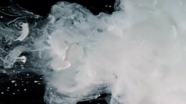 Siyah arka planda suya karıştırılmış beyaz suluboya mürekkep. Ekran koruyucu, alan arkaplanı rahatlıyor. Yaratıcı soyut arka plan. Suyun içindeki beyaz suluboya yavaş hareket eder..