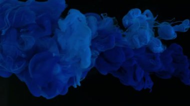 Mavi ve siyaha boyanmış suluboya mürekkep siyah bir arkaplanda suya karışıyor. Suyun içindeki renkli suluboya yavaş hareket ediyor. Ekran koruyucu, alan arkaplanı rahatlıyor. Yaratıcı soyut arkaplan.