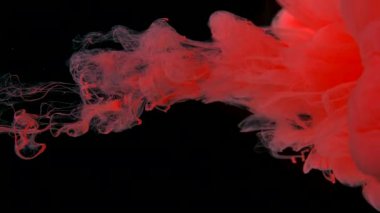 Siyah zemin üzerinde pembe, mor ve mavi suluboya mürekkep akıyor. Hipnotik soyut arka plan. Suyun içindeki renkli suluboya yavaş hareket ediyor. Ekran koruyucu, alan arkaplanı rahatlatılıyor.