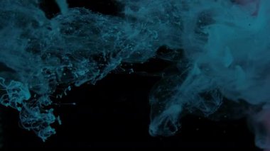 Hipnotik soyut arka plan. Suyun içindeki renkli suluboya yavaş hareket ediyor. Ekran koruyucu, alan arkaplanı rahatlıyor. Siyah bir arkaplanda, sudaki Cyan suluboya mürekkebi.