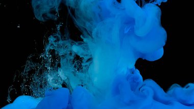 Mavi mürekkep bulutu. Kozmik büyü geçmişi. Güzel soyut bir arka plan. Siyah arka planda suda mavi suluboya mürekkep. Dalgalar ve damlalar mavi boya.