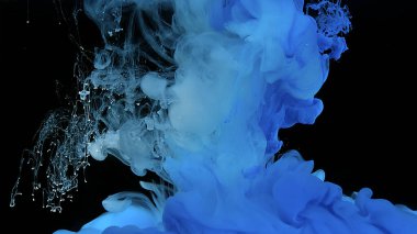 Mavi mürekkep bulutu. Kozmik büyü geçmişi. Siyah arka planda suda mavi suluboya mürekkep. Dalgalar ve mavi boya damlaları. Güzel soyut arkaplan.