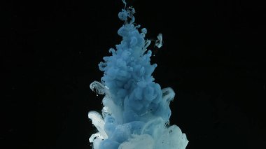 Kozmik büyü geçmişi. Siyah arkaplanda mavi ve beyaz suluboya mürekkep. Dalgalar ve damlalar halinde mavi ve beyaz boyalar. Güzel soyut bir arka plan. Mavi ve beyaz mürekkep bulutu.